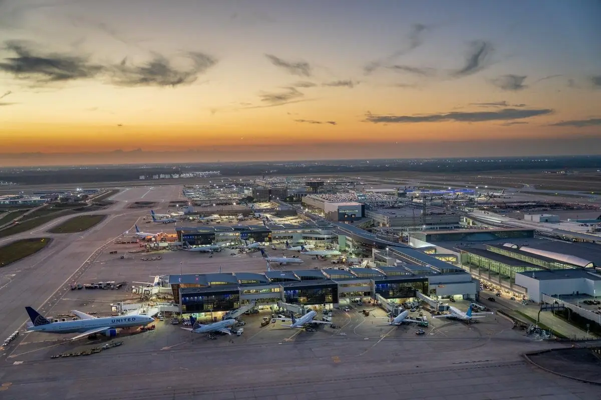 Which Houston Airport is Better? — cover photo